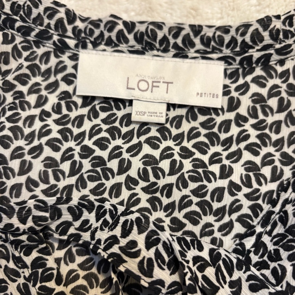 🇺🇸 LOFT Blouse XXSP Peasant Top White Black Leaf Print Keyhole Ties Buttons - Picture 9 of 13